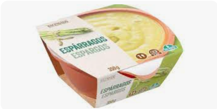 Ensalada de aguacate y atún con huevos a la plancha y crema de espárragos.